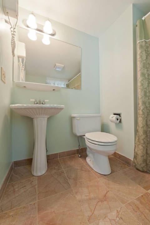 Cozy Room, 1 Queen | Bathroom | Combined shower/tub, free toiletries, hair dryer, towels