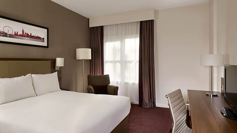 Executive Room, 1 King Bed | In-room safe, desk, laptop workspace, iron/ironing board
