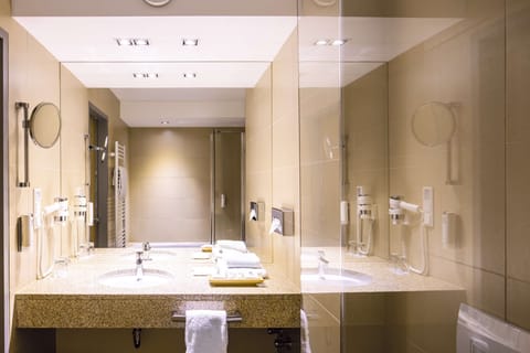 Premium Room | Bathroom | Shower, hair dryer, towels