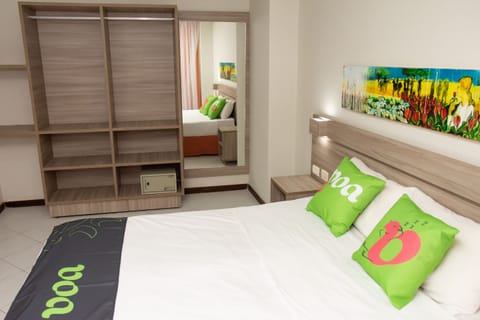 Superior Twin Room, Sea View | Minibar, in-room safe, desk, laptop workspace