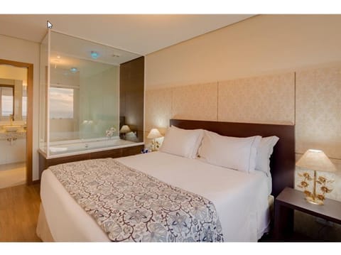 Premium Room | Hypo-allergenic bedding, minibar, in-room safe, desk