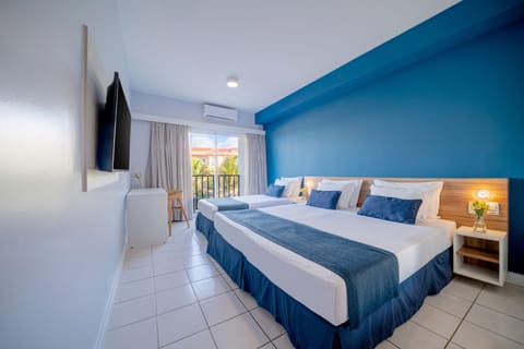 Standard Room (com cama extra) | Minibar, in-room safe, free WiFi, bed sheets