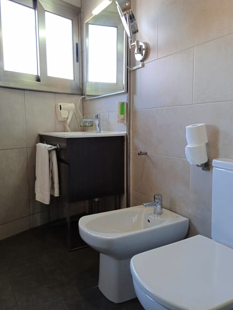 Triple Room | Bathroom | Shower, free toiletries, hair dryer, bidet