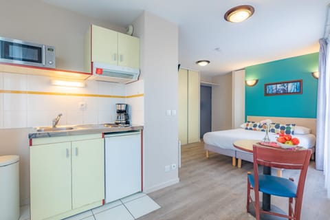 Studio | Private kitchenette | Fridge, microwave, stovetop, dishwasher