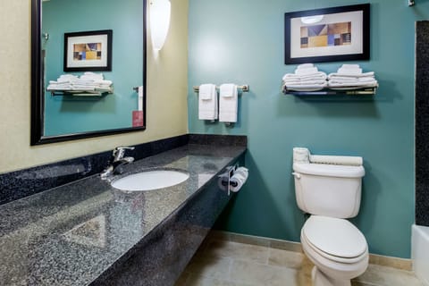 Standard Room, 1 King Bed, Non Smoking | Bathroom | Hair dryer, towels