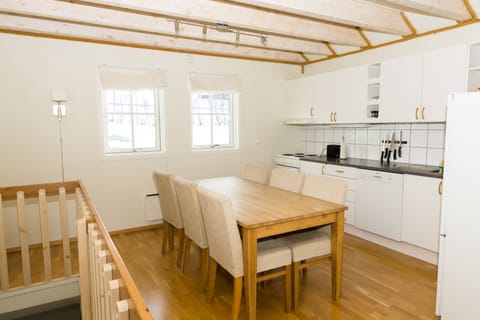 House, 2 Bedrooms | In-room dining