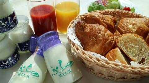 Daily buffet breakfast (JPY 2800 per person)