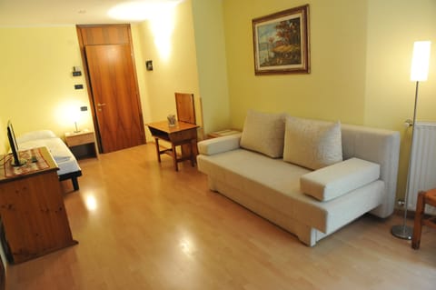 Family Room, 2 Bedrooms (5 Personen) | Desk, cribs/infant beds, free WiFi, bed sheets