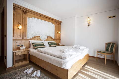 Romantic Room | Hypo-allergenic bedding, down comforters, minibar, in-room safe