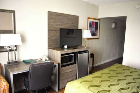 In-room safe, laptop workspace, blackout drapes, iron/ironing board