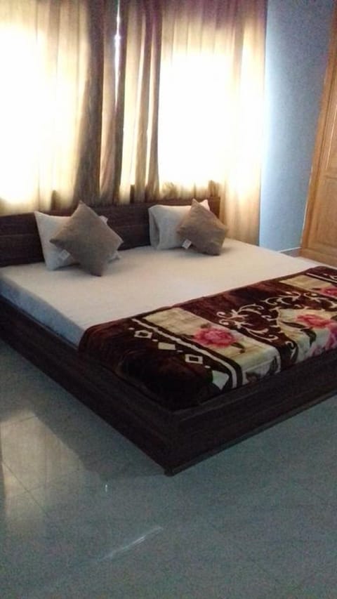 Deluxe Suite | 1 bedroom, desk, iron/ironing board, WiFi