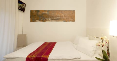 Single Room | Select Comfort beds, soundproofing, free cribs/infant beds