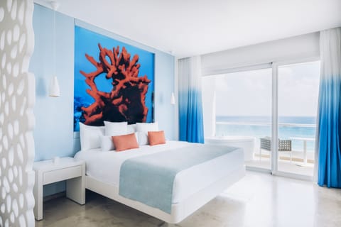 Junior Suite, Oceanfront (Panoramic) | 1 bedroom, minibar, in-room safe, desk