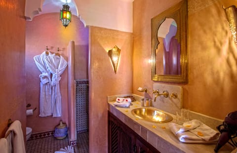 Suite junior balcon (Adhara/ Sirus) lit double | Bathroom | Shower, designer toiletries, hair dryer, towels