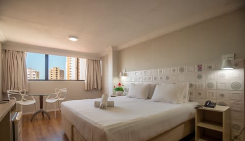 Apartamento Standard Casal | Minibar, blackout drapes, free WiFi, bed sheets