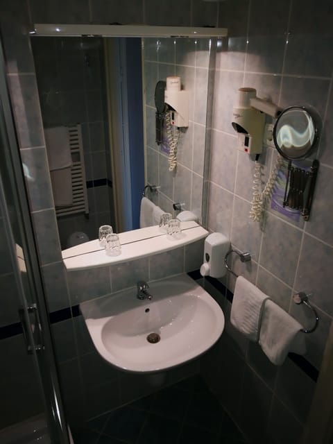 Standard Single Room, Balcony | Bathroom sink