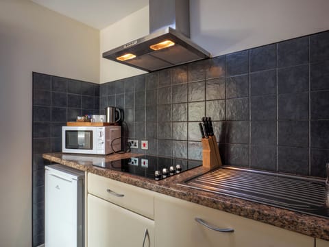 Ty Dre Suite Double | Private kitchen | Coffee/tea maker, electric kettle