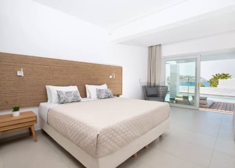 Deluxe Suite, Sea View (Shared pool) | In-room safe, blackout drapes, soundproofing, bed sheets