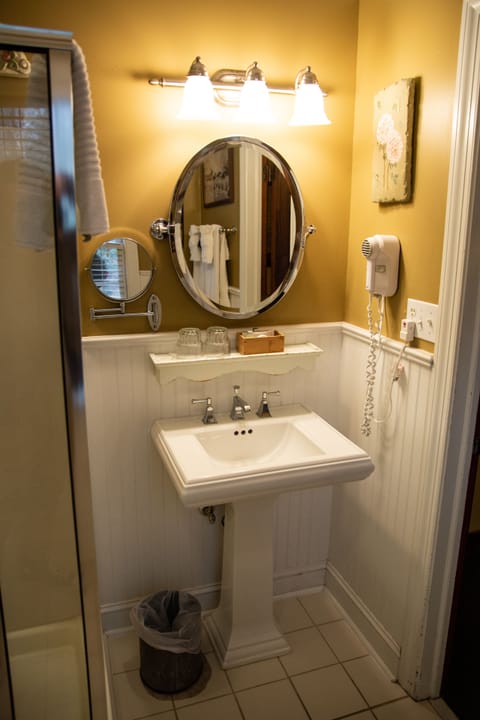 Eliza Reynolds Chamber | Bathroom | Shower, hydromassage showerhead, free toiletries, hair dryer