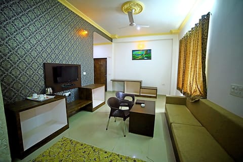 Deluxe Suite, 1 Double Bed, Non Smoking | Living area | 32-inch LED TV with cable channels, TV