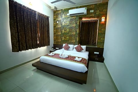 Superior Room, 1 Double Bed, Non Smoking | 1 bedroom, desk, blackout drapes, soundproofing