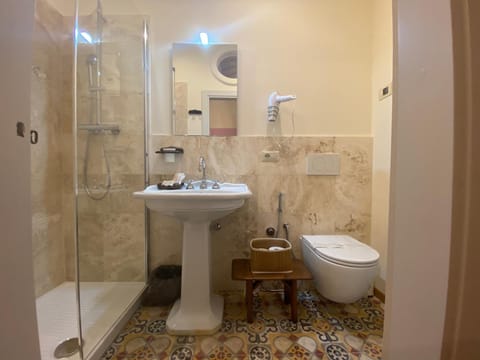 Classic Double Room, Garden View | Bathroom | Shower, rainfall showerhead, free toiletries, hair dryer