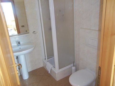 Quadruple Room | Bathroom | Shower, free toiletries, hair dryer, bidet