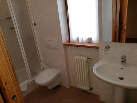 Shower, free toiletries, hair dryer, bidet