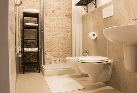 Junior Suite | Bathroom | Shower, free toiletries, hair dryer, bathrobes