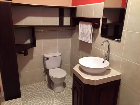 Comfort Cabin | Bathroom | Shower, free toiletries, towels