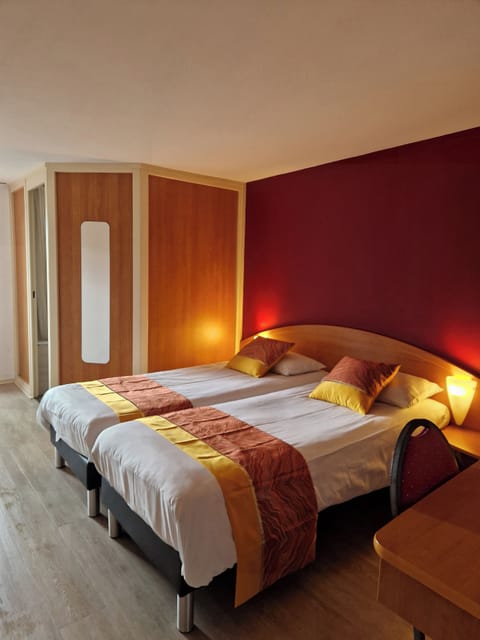 Twin Room | Desk, free WiFi, bed sheets