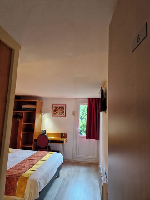 Double Room | Desk, free WiFi, bed sheets