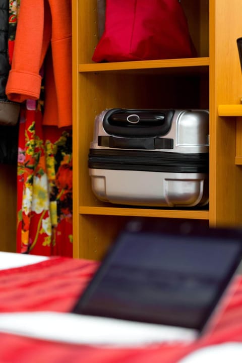 Twin Room | Desk, free WiFi, bed sheets