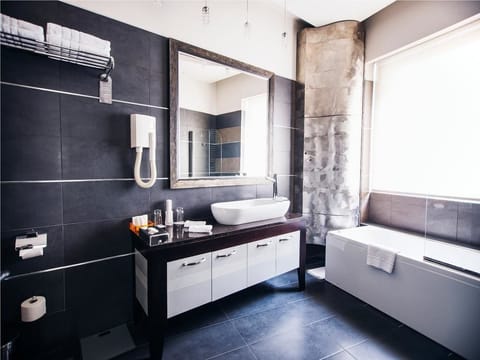 Executive Suite | Bathroom | Free toiletries, hair dryer, bathrobes, slippers