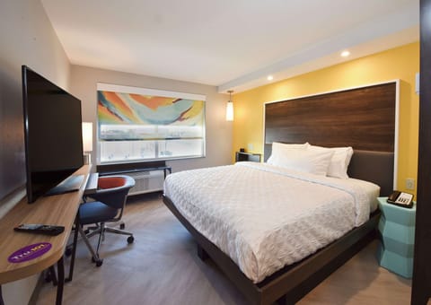 Room, 1 King Bed, Accessible (Hearing) | In-room safe, desk, laptop workspace, free WiFi