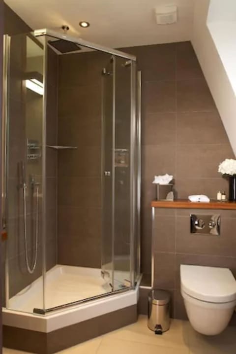 Double Room With Window | Bathroom | Combined shower/tub, rainfall showerhead, free toiletries, hair dryer