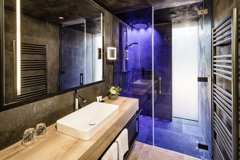 Deluxe Suite | Bathroom | Shower, hair dryer, bathrobes, slippers