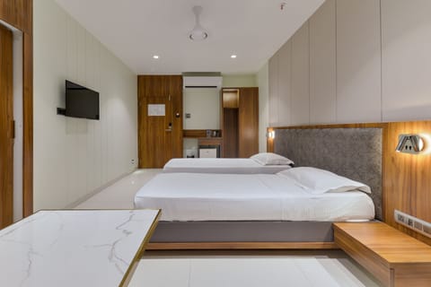 Deluxe Double Room | Minibar, in-room safe, soundproofing, iron/ironing board