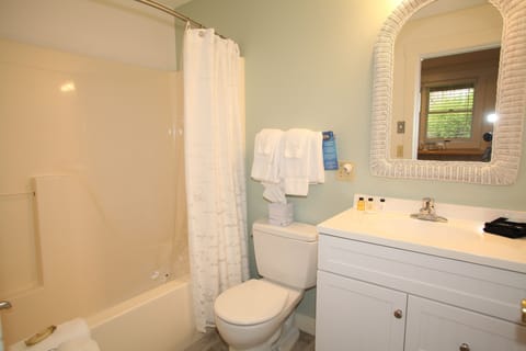 Triple Queen Suite | Bathroom | Free toiletries, hair dryer, towels, shampoo