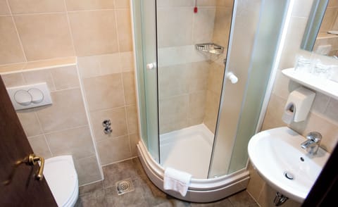 Standard Suite | Bathroom | Free toiletries, hair dryer, towels, soap