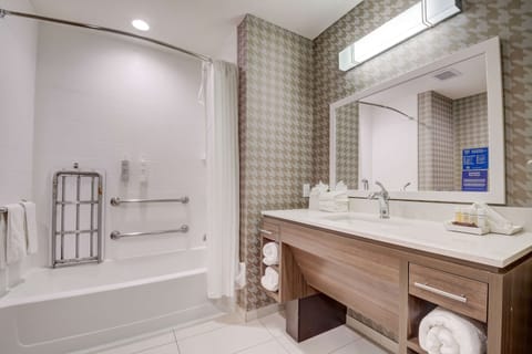Suite, 1 King Bed, Accessible, Bathtub | Bathroom | Free toiletries, hair dryer, towels