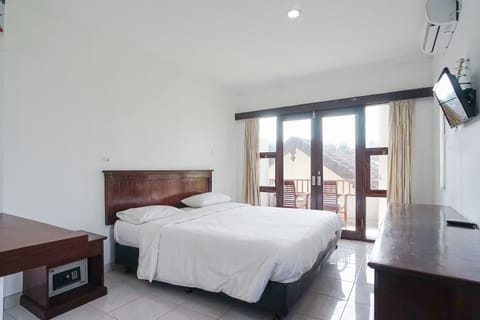 Deluxe Double Room | In-room safe, desk, free WiFi, bed sheets
