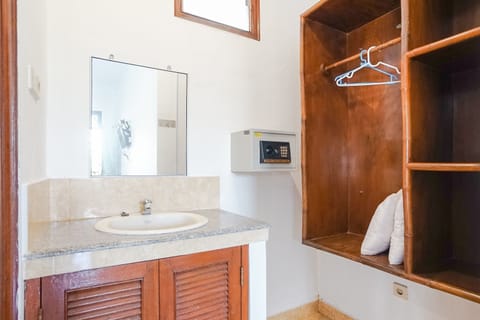 Standard Twin Room | Bathroom | Shower, rainfall showerhead, towels