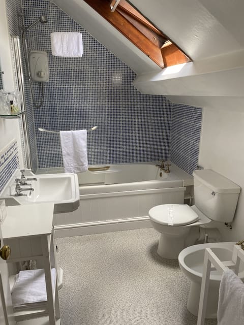 Deluxe Triple Room, 2 Bedrooms, Garden View | Bathroom | Shower, rainfall showerhead, free toiletries, hair dryer