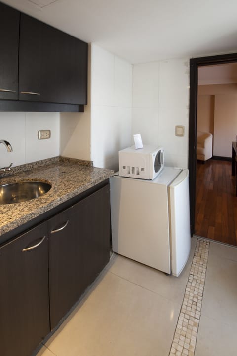 Triple Room | Private kitchen | Fridge, microwave, coffee/tea maker, cookware/dishes/utensils