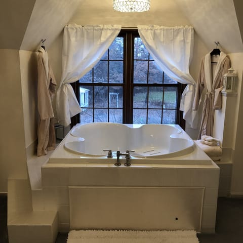 Honeymoon Suite, 1 King Bed, Fireplace, Courtyard View | Jetted tub