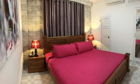 Comfort Apartment, 1 King Bed, Non Smoking | 3 bedrooms, premium bedding, in-room safe, individually decorated