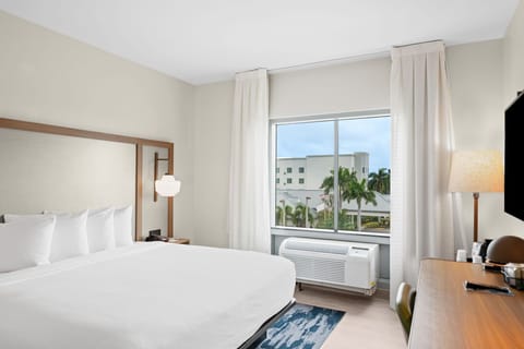 Room, 1 King Bed (Mobility/Hearing Access, Roll-in Shwr) | Individually decorated, desk, laptop workspace, blackout drapes