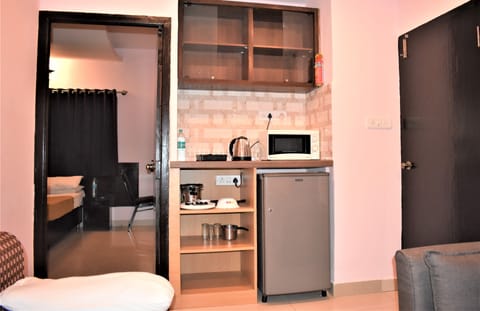 Economy Apartment, 2 Bedrooms, Kitchen, Ground Floor | Private kitchenette | Fridge, microwave, electric kettle, cookware/dishes/utensils