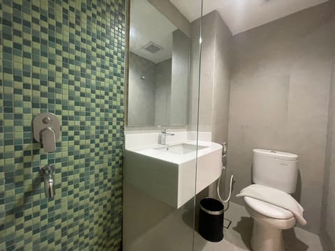 Smart Room | Bathroom | Shower, free toiletries, towels